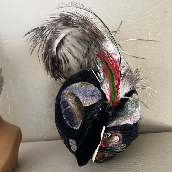 OUTSTANDING 1950's BLACK FELT PILLBOX - VELVETY LEAVES, VEILING & LARGE FEATHER - Picture 12 of 14